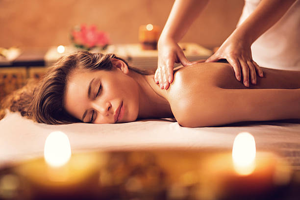 Femme allongée recevant un massage de détente